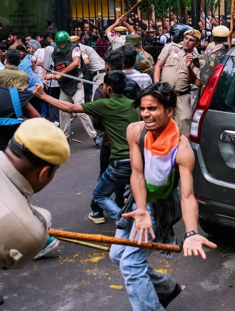 Delhi Police lathi charge near the Ministry of Finance